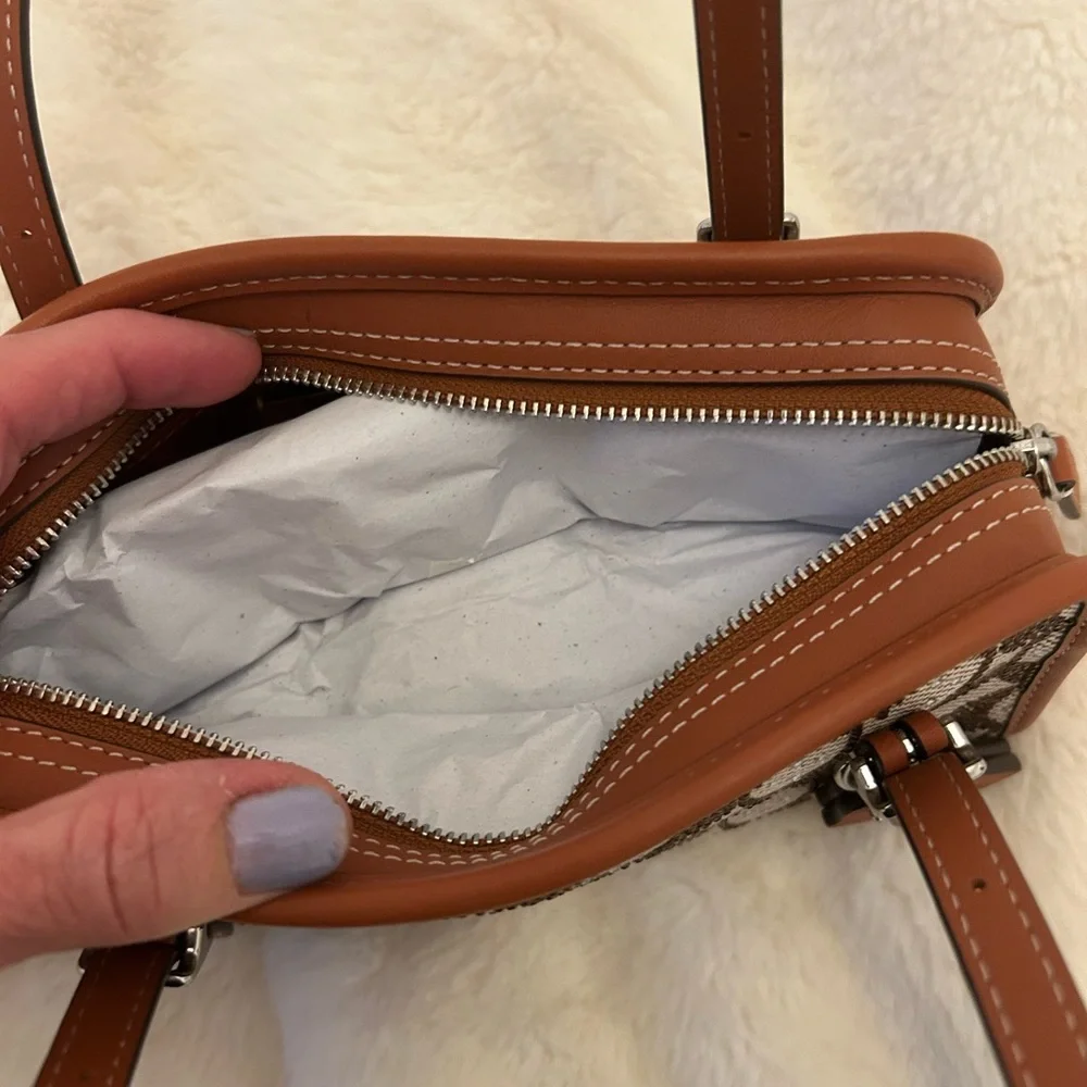 *AUTHENTIC*🍓COACH CRYSTAL SWING ZIP🍓NWOT - Picture 4 of 8